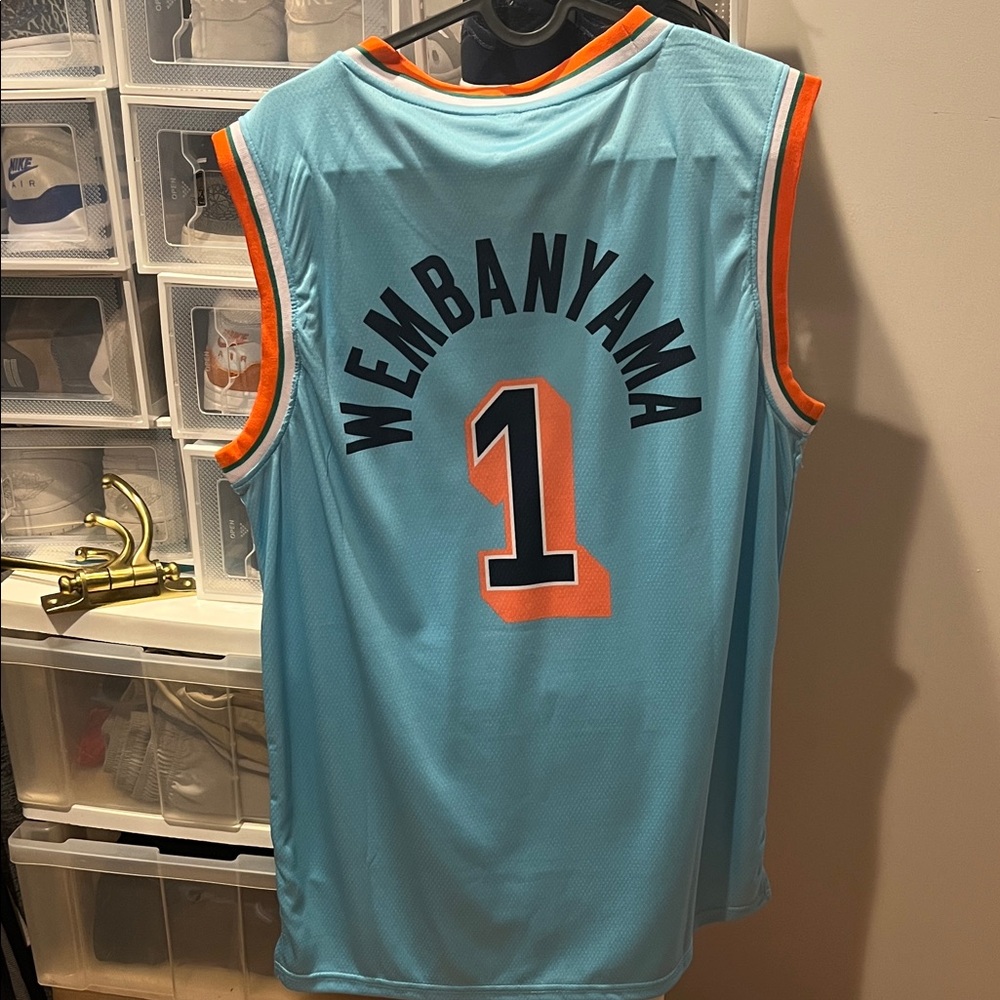 Wemby Jersey men’s large spurs alternate uniforms